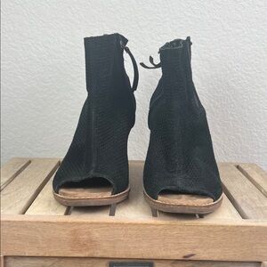 Toms Black Peep-Toe Ankle Booties Women’s size 7